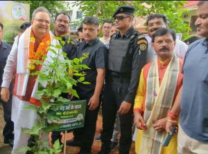 विधानसभा अध्यक्ष डॉ. रमन सिंह ने एक पेड़ मां के नाम अभियान अंतर्गत किया पौधरोपण विधानसभा अध्यक्ष डॉ. रमन सिंह ने एक पेड़ मां के नाम अभियान अंतर्गत किया पौधरोपण