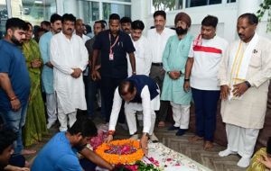 मुख्यमंत्री ने स्व. निखिल कश्यप को दी श्रद्धांजलि, शोक संतप्त परिजनों से की मुलाकात मुख्यमंत्री ने स्व. निखिल कश्यप को दी श्रद्धांजलि, शोक संतप्त परिजनों से की मुलाकात