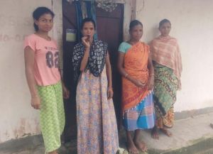 सीटी बजाकर मितानिने चला रही है जन जागरूकता अभियान सीटी बजाकर मितानिने चला रही है जन जागरूकता अभियान