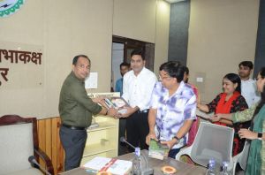 स्मृति पुस्तकालय योजना को मिल रहा जनसमर्थन, अब तक लगभग 1000 पुस्तकें दान दी गई स्मृति पुस्तकालय योजना को मिल रहा जनसमर्थन, अब तक लगभग 1000 पुस्तकें दान दी गई