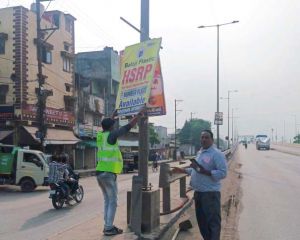 सड़क किनारे लगे बैनर-पोस्टर निकालने की कार्यवाही जारी सड़क किनारे लगे बैनर-पोस्टर निकालने की कार्यवाही जारी