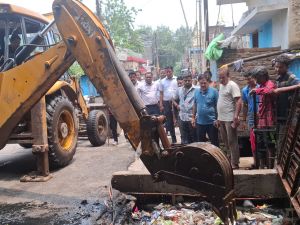 अमर गिदवानी ने राजेन्द्र नगर के ओव्हर फ्लो नाले की सफाई करवाकर गंदे पानी की निकासी कराई अमर गिदवानी ने राजेन्द्र नगर के ओव्हर फ्लो नाले की सफाई करवाकर गंदे पानी की निकासी कराई