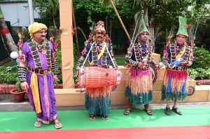 मुख्यमंत्री निवास में हरेली उत्सव: पारंपरिक लोक यंत्रों के साथ सुंदर नाचा का हो रहा आयोजन मुख्यमंत्री निवास में हरेली उत्सव: पारंपरिक लोक यंत्रों के साथ सुंदर नाचा का हो रहा आयोजन