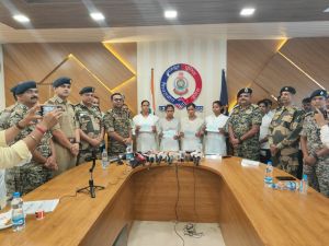 मिलिट्री कंपनी कमांडर सहित 13 इनामी नक्सलियों ने किया आत्मसमर्पण मिलिट्री कंपनी कमांडर सहित 13 इनामी नक्सलियों ने किया आत्मसमर्पण