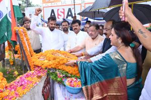 शहीद कौशल यादव की भव्य मूर्ति शहीद कौशल यादव चौक का सौंदर्याकरण कर एक माह में रायपुर नगर निगम से लगवाने की उप मुख्यमंत्री नगरीय प्रशासन एवं विकास विभाग अरुण साव द्वारा की गयी घोषणा शहीद कौशल यादव की भव्य मूर्ति शहीद कौशल यादव चौक का सौंदर्याकरण कर एक माह में रायपुर नगर निगम से लगवाने की उप मुख्यमंत्री नगरीय प्रशासन एवं विकास विभाग अरुण साव द्वारा की गयी घोषणा