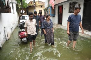 महापौर श्रीमती मीनल और आयुक्त ने लगातार बारिश से हुए जलभराव क्षेत्रों का पार्षद बब्बी, जयश्री सहित प्रत्यक्ष किया निरीक्षण महापौर श्रीमती मीनल और आयुक्त ने लगातार बारिश से हुए जलभराव क्षेत्रों का पार्षद बब्बी, जयश्री सहित प्रत्यक्ष किया निरीक्षण