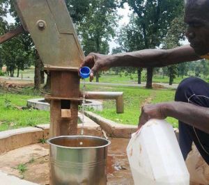 ग्राम राँपा में हैंडपंप के जल स्रोत में क्लोरीनेशन से ग्रामीणों को मिला स्वच्छ जल का तोहफ़ा ग्राम राँपा में हैंडपंप के जल स्रोत में क्लोरीनेशन से ग्रामीणों को मिला स्वच्छ जल का तोहफ़ा