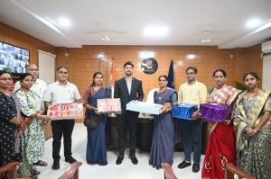 देश के वीर जवानों के लिए समूह की दीदियों ने कलेक्टर क़ो सौंपे रक्षासूत्र देश के वीर जवानों के लिए समूह की दीदियों ने कलेक्टर क़ो सौंपे रक्षासूत्र