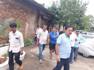  बारिश से राजेन्द्र नगर में आई जलभराव की समस्या के समाधान हेतु एमआईसी सदस्य गिदवानी ने किया बस्ती का निरीक्षण
