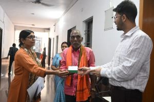  श्रवण यंत्र मिलने से वर्षों से सुनने में असमर्थ कली राम के जीवन में आई नई उम्मीदें