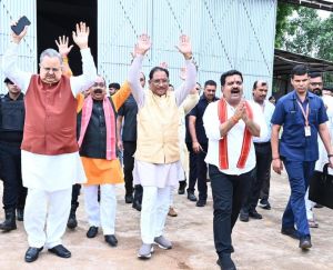 मुख्यमंत्री कांवड़ियों पर पुष्प वर्षा हेतु कवर्धा के लिए रवाना 