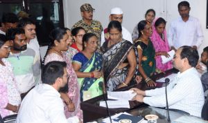  कलेक्टर ने जनदर्शन में सुनी लोगों की समस्याएं