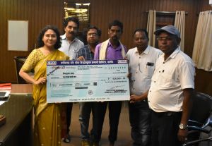 कलेक्टर श्रीमती मिश्रा ने विद्युत दुर्घटना में मृत फलेश्वर यादव के पिता को प्रदान किया 04 लाख रूपए अनुग्रह राशि का चेक 