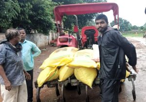 सेवा सहकारी समिति कुसुमकसा में यूरिया तथा एस.एस.पी. उर्वरक का किसानों द्वारा किया जा रहा है लगातार उठाव