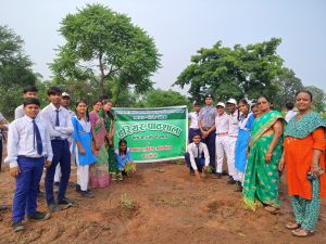 "एक पेड़ माँ के नाम 2.0" तथा हरियर पाठशाला कार्यक्रम के तहत शासकीय स्कूल गोगांव में 500 पौधों का रोपण