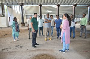 आयुक्त ने सी-मार्ट, मदर्स मार्केट एवं महिला गारमेंट फैक्ट्री का किया निरीक्षण 