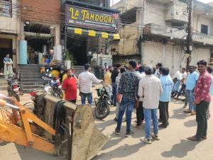  सडक़ पर कचरा फेंका, जरूरी दस्तावेज भी नहीं मिले, ला तंदूरी रेस्टोरेंट सीलबंद  