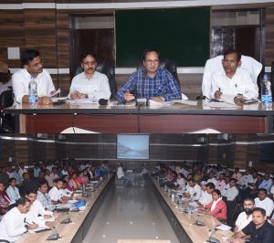कलेक्टर ने तखतपुर के फिल्ड स्तर के अधिकारियों की ली बैठक