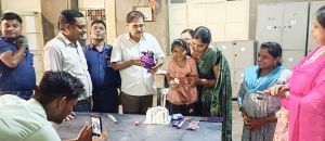 महाराष्ट्र मंडल में फिजियोथेरेपी करने आई मासूम का जन्मदिन मनाया गया धूमधाम से महाराष्ट्र मंडल में फिजियोथेरेपी करने आई मासूम का जन्मदिन मनाया गया धूमधाम से