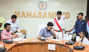  जन चौपाल में कलेक्टर श्री लंगेह ने सुनी जन समस्याएं, अधिकारियों को दिए त्वरित समाधान के निर्देश