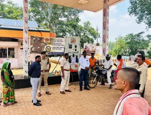 पेट्रोल पंपों में दोपहिया वाहन चालकों को अनिवार्य रूप से हेलमेट का उपयोग करने की दी जा दी समझाईश