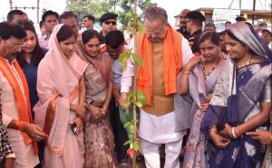  विधानसभा अध्यक्ष डॉ. रमन सिंह ने ग्राम पार्रीकला में एक पेड़ मां के नाम अभियान अंतर्गत किया पौधरोपण