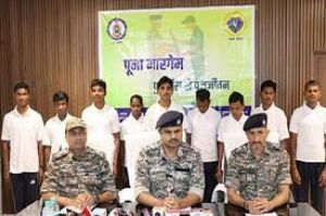 बीजापुर में छह इनामी समेत नौ नक्सलियों ने किया आत्मसमर्पण बीजापुर में छह इनामी समेत नौ नक्सलियों ने किया आत्मसमर्पण