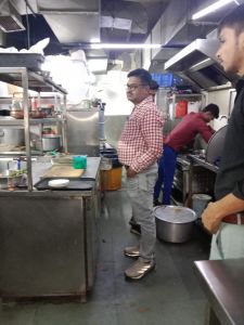 जोन 7 स्वास्थ्य विभाग ने वन्दना ऑटो के पास सिटी प्लस बार की स्वच्छता व्यबस्था का किया औचक निरीक्षण