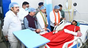 उपमुख्यमंत्री विजय शर्मा ने मेडिकल कॉलेज हॉस्पिटल पहुंच घायल जवान से भेंटकर पूछा स्वास्थ्य का हाल उपमुख्यमंत्री विजय शर्मा ने मेडिकल कॉलेज हॉस्पिटल पहुंच घायल जवान से भेंटकर पूछा स्वास्थ्य का हाल