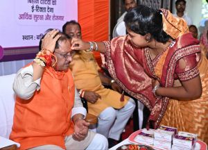 मुख्यमंत्री श्री साय को जशपुर की बहनों ने बांधी राखी मुख्यमंत्री श्री साय को जशपुर की बहनों ने बांधी राखी
