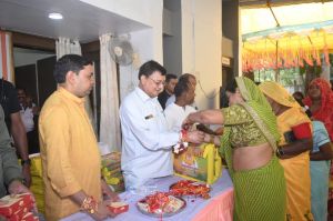 कोरबा में मंत्री लखन लाल देवांगन को 10 हज़ार से अधिक बहनों ने बाँधी स्नेह की डोर कोरबा में मंत्री लखन लाल देवांगन को 10 हज़ार से अधिक बहनों ने बाँधी स्नेह की डोर