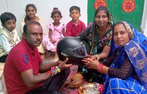 दो बहनों ने भैया को दिया सुरक्षा का नया उपहार, कलाई पर राखी तो सिर पर सजाया हेलमेट दो बहनों ने भैया को दिया सुरक्षा का नया उपहार, कलाई पर राखी तो सिर पर सजाया हेलमेट