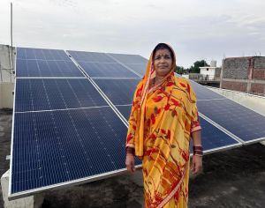 सौर ऊर्जा से हेमलता का घर जगमगाया - बिजली बिल से मिली आज़ादी सौर ऊर्जा से हेमलता का घर जगमगाया - बिजली बिल से मिली आज़ादी