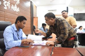 किसानों ने धान बिक्री व खाद वितरण केंद्र पुनः सेलूद में स्थानांतरित करने की मांग की किसानों ने धान बिक्री व खाद वितरण केंद्र पुनः सेलूद में स्थानांतरित करने की मांग की