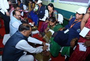 मुख्यमंत्री ने पैर पखारकर दिया सम्मान, भावुक हुईं स्वच्छता दीदियां – ‘जीवन में पहली बार इतना गर्व महसूस हुआ’ मुख्यमंत्री ने पैर पखारकर दिया सम्मान, भावुक हुईं स्वच्छता दीदियां – ‘जीवन में पहली बार इतना गर्व महसूस हुआ’