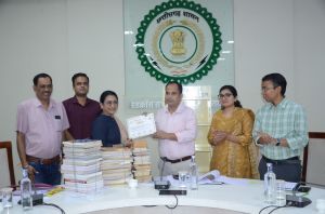 स्मृति पुस्तकालय योजना के तहत एक साथ दी गई 432 पुस्तके स्मृति पुस्तकालय योजना के तहत एक साथ दी गई 432 पुस्तके