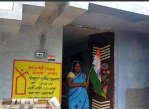 प्रधानमंत्री आवास योजना-ग्रामीण अंतर्गत निर्मित आवासों में फहराया गया राष्ट्र ध्वज तिरंगा