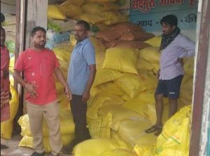  कृषि विभाग  द्वारा निजी उर्वरक विक्रय केन्द्रों में किसानों को निर्धारित मूल्य पर उपलब्ध कराया जा रहा उर्वरक