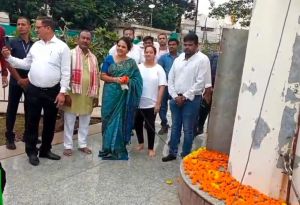 79वें स्वतंत्रता दिवस पर तेलीबाँधा मरीन ड्राइव में 82 मीटर ऊँचे फ्लैग पोस्ट पर महापौर मीनल ने फहराया विशाल राष्ट्रध्वज तिरंगा