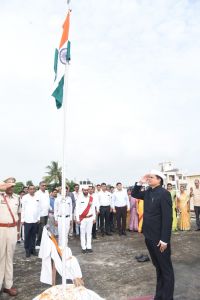 संभागायुक्त कार्यालय में ध्वजारोहण