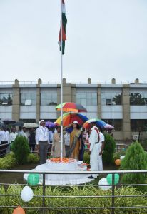 कलेक्टर श्रीमती दिव्या उमेश मिश्रा ने संयुक्त जिला कार्यालय में फहराया तिरंगा