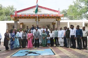 संभागायुक्त कार्यालय में ध्वजारोहण