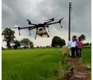  ड्रोन तकनीक से नैनों डीएपी छिड़काव का कलेक्टर डॉ गौरव सिंह ने लिया जायजा