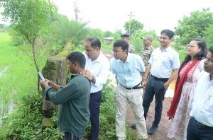 डिजिटल क्रॉप सर्वे कार्य का कलेक्टर डॉ. गौरव सिंह ने किया निरीक्षण, समयबद्ध एवं गुणवत्तापूर्ण कार्य के निर्देश