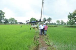 कलेक्टर डॉ. गौरव सिंह ने ड्रोन तकनीक से नैनो डीएपी छिड़काव का लिया जायजा
