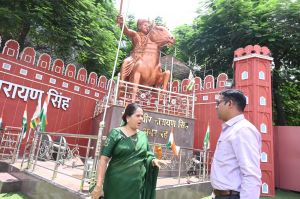 वीर नारायण सिंह की जयस्तंभ चौक प्रतिमा के शिलालेख को तत्काल सुधार कर लगाया गया वीर नारायण सिंह की जयस्तंभ चौक प्रतिमा के शिलालेख को तत्काल सुधार कर लगाया गया