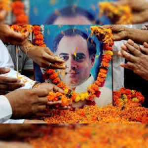 पूर्व प्रधानमंत्री राजीव गांधी की जयंती पर पुष्पांजलि कार्यक्रम आयोजित पूर्व प्रधानमंत्री राजीव गांधी की जयंती पर पुष्पांजलि कार्यक्रम आयोजित