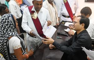 कलेक्टर ने जनदर्शन में सुनी लोगों की समस्याएं कलेक्टर ने जनदर्शन में सुनी लोगों की समस्याएं