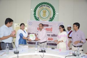 स्मृति पुस्तकालय योजना: कामिनी बावनकर ने जिला प्रशासन को पुस्तकें दान की स्मृति पुस्तकालय योजना: कामिनी बावनकर ने जिला प्रशासन को पुस्तकें दान की