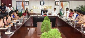 राज्यपाल से मिले हाई स्कूल के विद्यार्थी राज्यपाल से मिले हाई स्कूल के विद्यार्थी